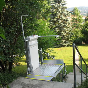plataforma elevatória para escadas para pessoas com mobilidade reduzida