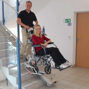 plataforma elevatória para escadas para pessoas com mobilidade reduzida