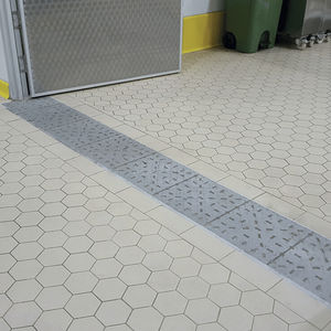 piso tátil em aço inoxidável