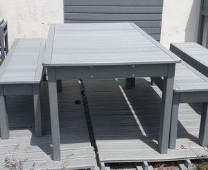 conjunto de mesa e bancos contemporâneo