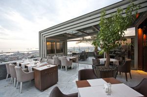 varanda envidraçada autoportante / em alumínio / para restaurante / abertura telescópica