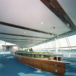 estrutura tensionada com cabos e membrana