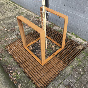 protetor de árvore em aço Corten