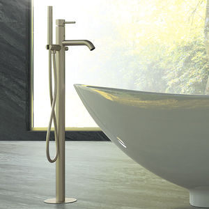 misturador monocomando para banheira / de piso / em aço inoxidável / 1 orifício