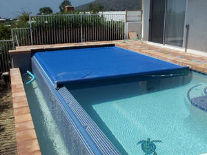 capa com barras para piscina