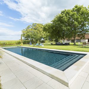 piscina em blocos batidos de polímero