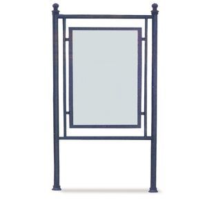 painel informativo com pés altos