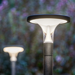 poste balizador de iluminação para espaços públicos