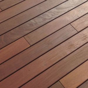 tábuas de deck em madeira