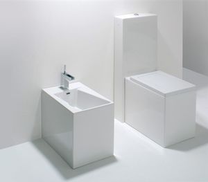 vaso sanitário de piso / monobloco / em cerâmica / com botão de descarga de água