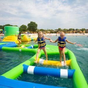 jogo inflável para piscina pública