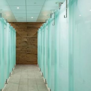 divisória sanitária em vidro temperado 1
