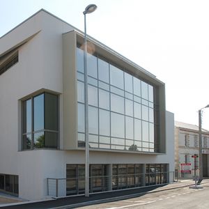 fachada-cortina com fixação de vidros por baguetes