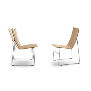 poltrona baixa contemporânea / em madeira / com base tipo trenó / bege