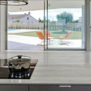 tampo de bancada em porcelanato arenito / para cozinha / resistente ao calor / cinza