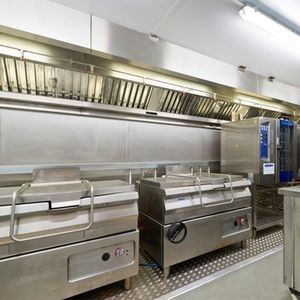 cozinha profissional em aço inoxidável