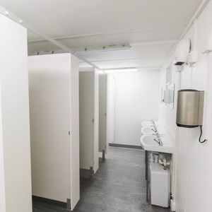 construção em contêiner para instalações sanitárias