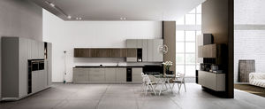 cozinha contemporânea / em laminado / lacada / com pegas