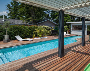 piscina em blocos batidos de polímero