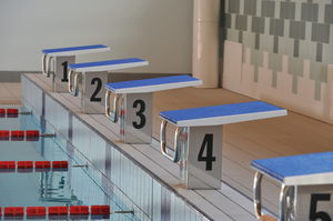 bloco de partida para piscina pública