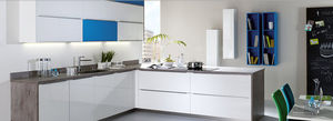 cozinha contemporânea / em madeira / lacada / brilhante