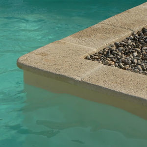 borda de piscina em pedra