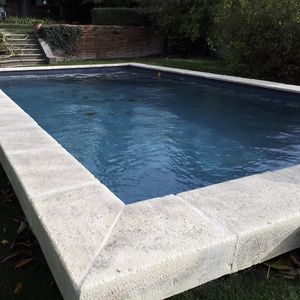 borda de piscina em pedra natural
