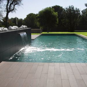 piscina em blocos batidos de polímero