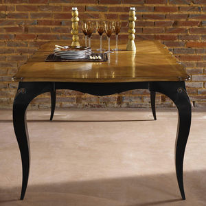 mesa de jantar de estilo Luís XV