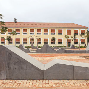 banco para espaço público de design minimalista