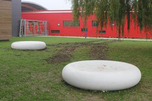 banco para espaço público de design orgânico