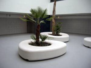banco para espaço público de design orgânico