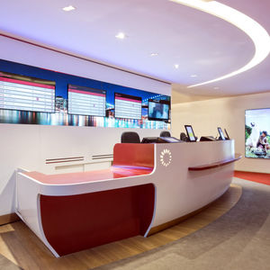 balcão de recepção em Corian®
