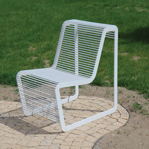 poltrona baixa contemporânea / em aço galvanizado / com base tipo trenó / preta