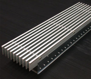 grelha de ventilação metálica / linear / para piso elevado