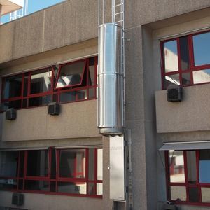 porta de acesso restrito a escada de crinolina
