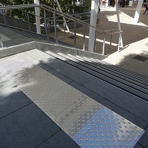 piso tátil em alumínio