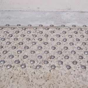 pino para piso tátil em aço de alta resistência 1