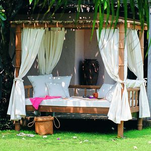 cama de jardim com dossel
