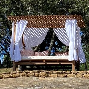 cama de jardim com dossel 1