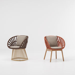 cadeira de sala de jantar contemporânea / com braços / com almofada removível / em teca