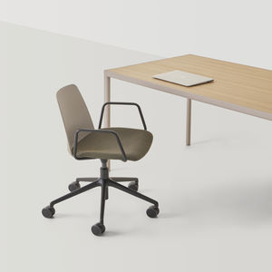 cadeira de trabalho em material plástico