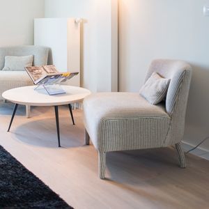 poltrona baixa contemporânea
