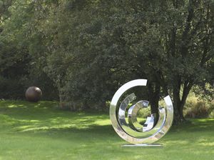 escultura em aço inoxidável polido