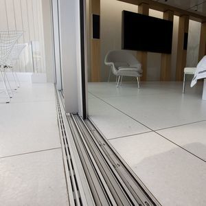 calha de escoamento com fenda lateral