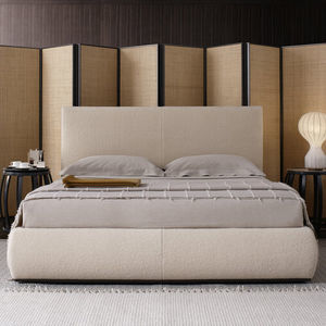 Cama de design moderno Alain, estrutura sólida cama de nogueira