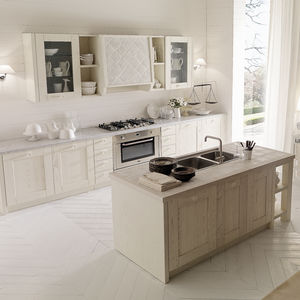 cozinha contemporânea / em castanheiro / com ilha / com pegas