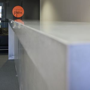 balcão de recepção em concreto