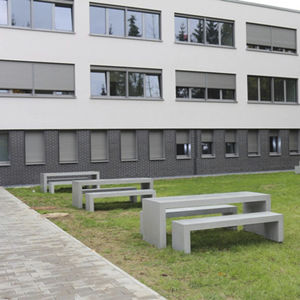 conjunto de mesa e bancos contemporâneo