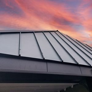 painel sanduíche para telhado inclinado